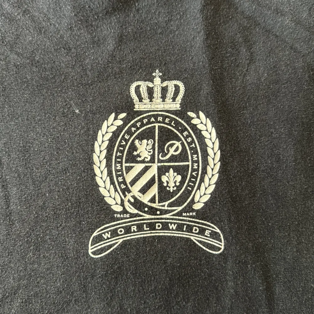 En svart primitive T-shirt med tryck på framsidan och baksidan. En hyfsat använd tröja med mycket kvar att ge. Condition: 6/10. T-shirts.