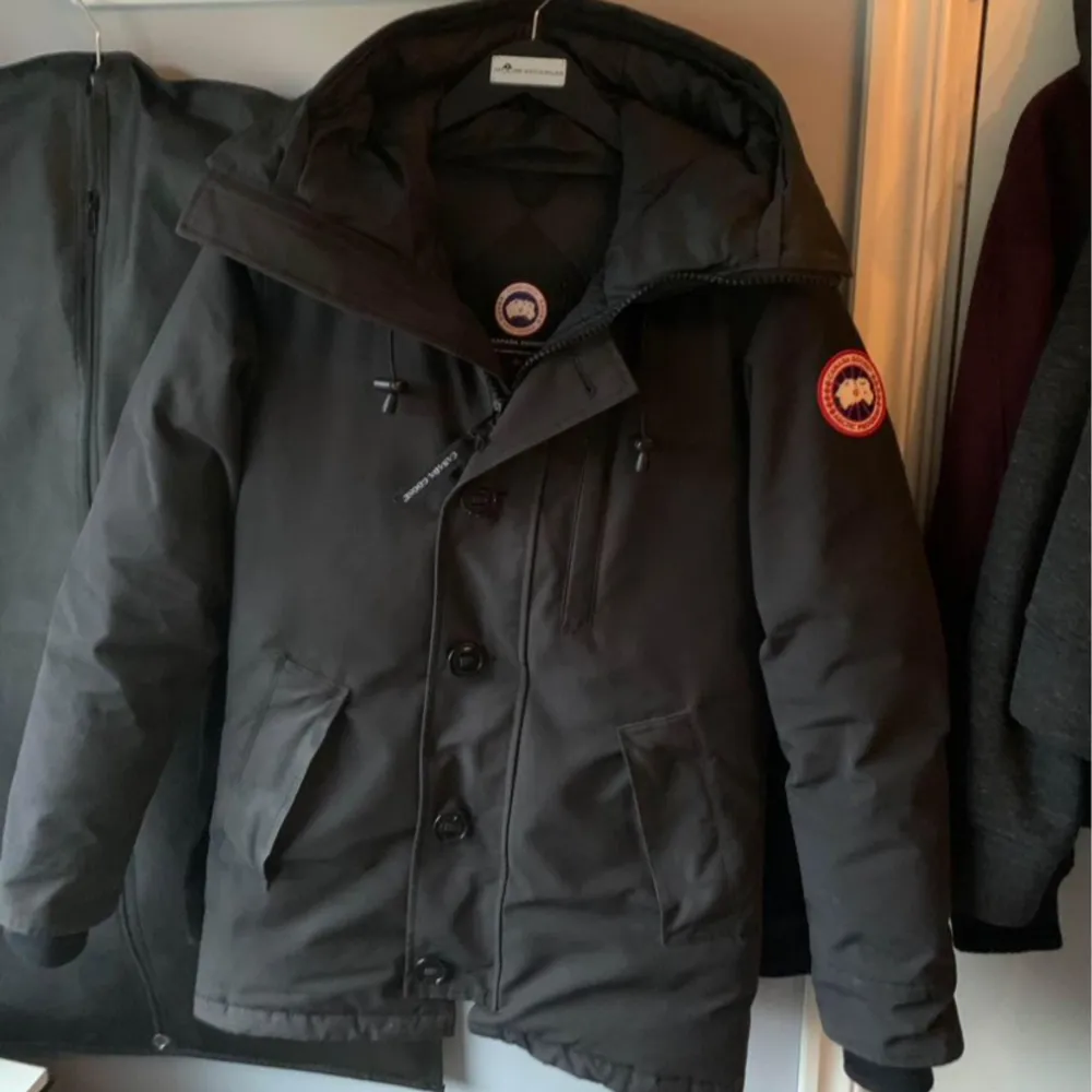 Säljer min Canada Goose jacka i modellen Chateau i storlek XS passar S. Använd under denna vinter så har ej skador. Om du är bra på märkesjackor ser man att den är äkta. Har tyvärr ej kvitto till den. Päls medföljer. Säljs billigt vid snabb affär.. Jackor.