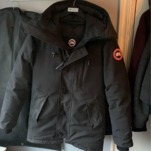 Canada Goose Chateau Parka - Säljer min Canada Goose jacka i modellen Chateau i storlek XS passar S. Använd under denna vinter så har ej skador. Om du är bra på märkesjackor ser man att den är äkta. Har tyvärr ej kvitto till den. Päls medföljer. Säljs billigt vid snabb affär.