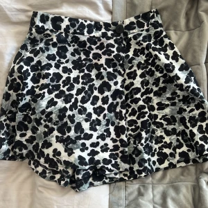 Kjol/shorts - Super snygg kjol med shorts i