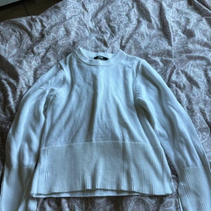 Stickad tröja med slitsar - Slits på båda tröjan och ärmarna. Använd 1 gång
