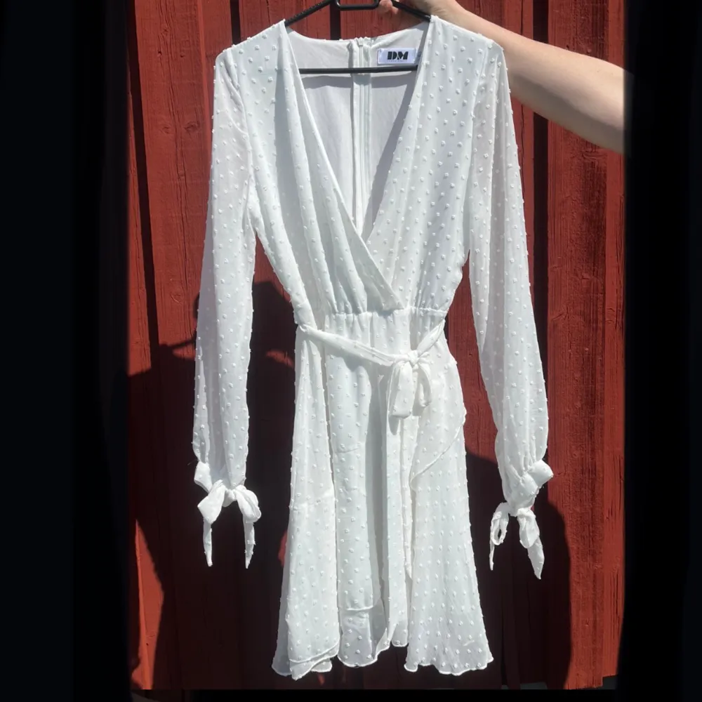 Superfin studentklänning från Dennis Maglic (Kyra Dress), köpt från Plick men jag har aldrig använt den🌺 Säljer då den var för stor tyvärr, väldigt bra skick. (nypris 899kr, slutsåld på hemsidan) Köparen står för frakten. Klänningar.
