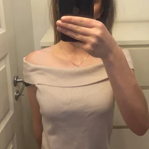 Off shoulder topp - Jättefin topp från HM. Den är oanvänd och i jättebra skick. Storlek M men passar även S skulle jag säga. Hör av er vid frågor eller innan du vill köpa. 💓