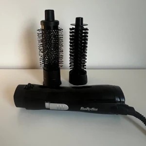 Babyliss smooth and shape - Babyliss smooth and shape  Använd i gott skick  Kraftig varmluftsborste med 800 W effekt för snabb och effektiv styling. Varmluftsborsten har två utbytbara borsthuvuden som torkar och formar ett fuktigt hår: ett keramiskt borsthuvud på 38 mm 
