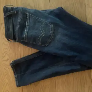 Tja säljer nu mina helt nya Replay anbass jeans i storlek w30 l32 ändast tästade.