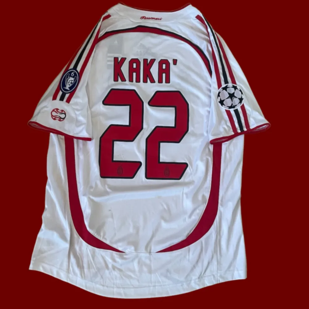 Helt ny AC Milan bortaställ 2006-2007 med kaká #22 på ryggen. Med CL 6# på armen och en valing CL badge på andra armen!. Sport & träning.