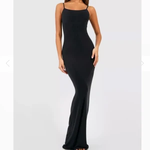 Långklänning  - Långklänning som formar kroppen fint och är stretchig, men töjer inte ut sig💕
