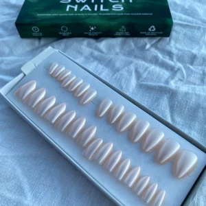 Switch nails - Testade att sätta på dom en gång men föll mig inte helt i smaken. Saknas en nagel. Se bilder. 