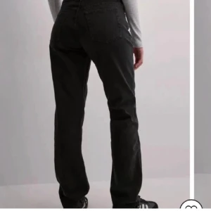 Dr denim  - Hej! Säljer dessa oanvända svarta jeans från Dr Denim! Sjukt snygga och perfekt nyans på jeansen men tyvärr för små för mig! 