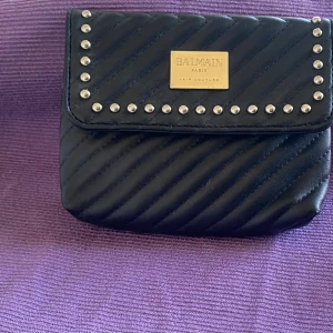 Balmain  - Balmain kuvert/smink väska i svart. Mått 16x13cm  I fint skick.
