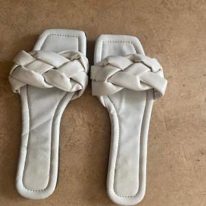 Vita sandaler  Knappt använda, köpta i Turkiet Använda ett par gånger 