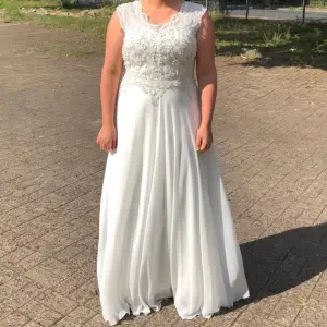 Jättevacker lång vit klänning! Köptes för 1700kr i en liten butik i Tyskland, är osäker om storlek men hon i bilderna brukar ha på sig storlek 40/42. Använts bara en dag. ❤️