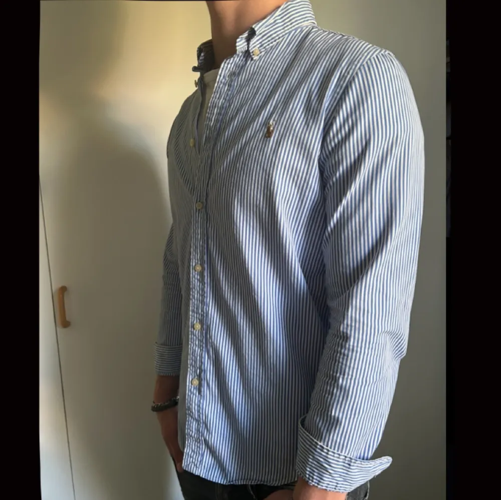Väldigt snygg Ralph Lauren skjorta som är perfekt till sommaren, den är i bra skick 8/10 (avgör själv) | Hör av er vid eventuella frågor!. Skjortor.