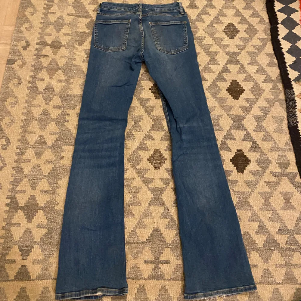 Fina blåa Lågmidjade bootcut jeans,passar 36 också. Jeans & Byxor.
