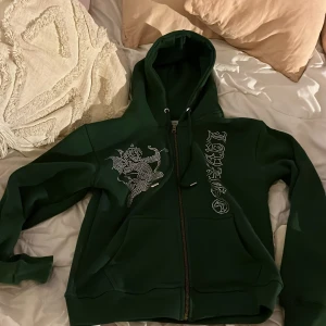  Rhinestone hoodie  - Den är i perfekt skick, säljer den då jag vill ha pengar och kommer snart vara för liten för mig. Inte använd så mycket. XS-S