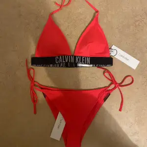 Säljer denna sjukt snygga neon rosa Calvin Klein bikinin som aldrig är använd och har prislapp kvar. Den är perfekt nu till sommaren och får en att se extra solbränd ut. Nypris 700kr och säljer för 450 kr. 💞kontakta mig innan du klickar på köp nu. 