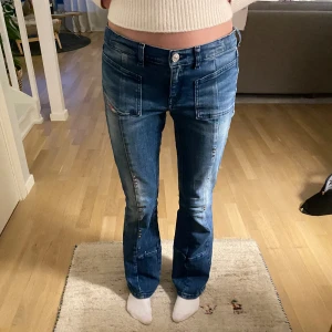 Diesel jeans  - Jättecoola diesel jeans med silver detaljer! Lowwaist och bootcut! Använda men fortfarande fina 💗