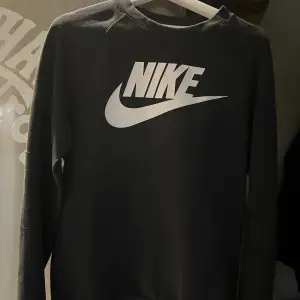 Tja! Säljer en Nike sweatshirt i fint skick  Storlek S