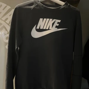 Sweatshirt  - Tja! Säljer en Nike sweatshirt i fint skick  Storlek S