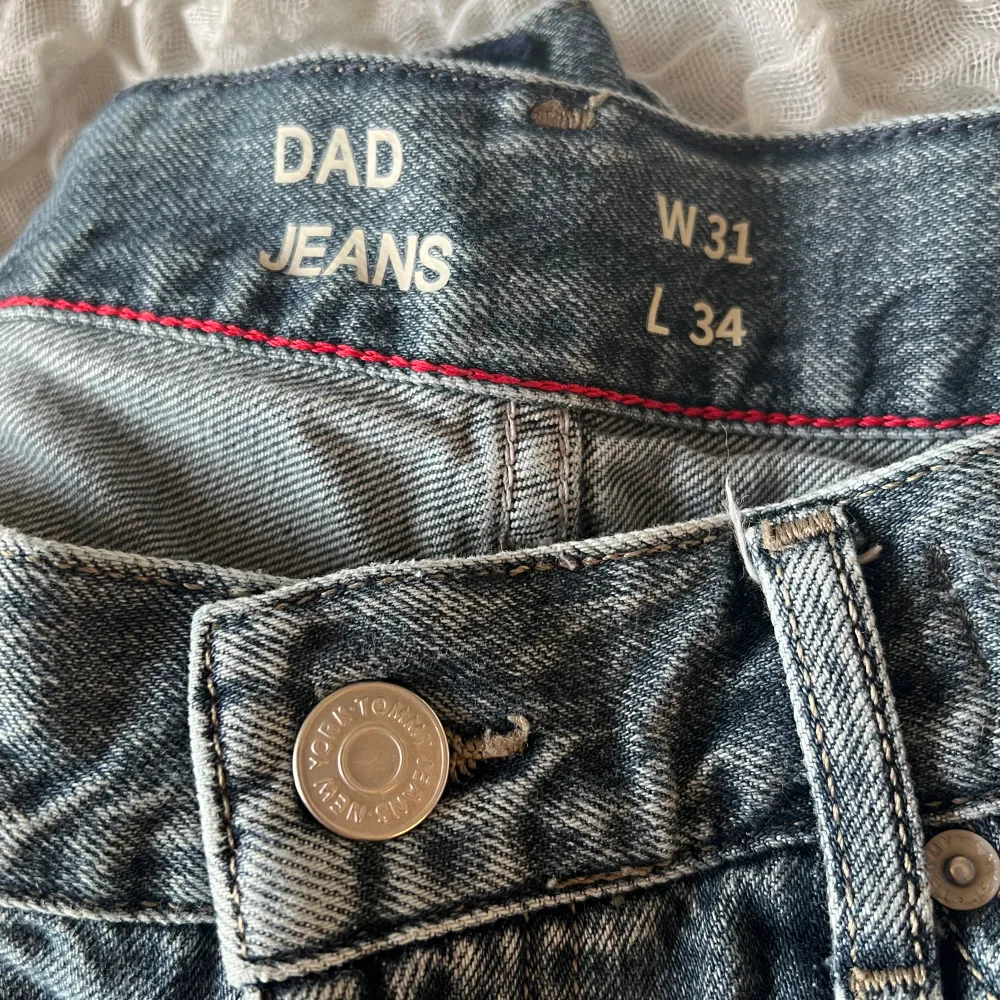 blå/grå jeans, modell DAD JEANS. Passar 185 cm lång. . Jeans & Byxor.