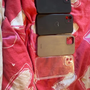 iPhone 12 mobilskal  - iPhone 12. Svarta och genomskiliga har bara legat och är ej använda. 