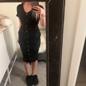 lång klänning  - super söt klänning ifrån Glamorous, den är lite stor i midjan på mig därav att jag säljer den. men absolut inge fel på den, de går att knäppa upp knapparna oxå. ☺️