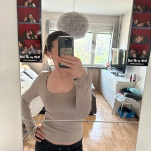 Gina Tricot långärmad tröja - Supermysig och fin långärmad tröja med snitt längst ner i ärmarna. Storlek S, knappt använd.