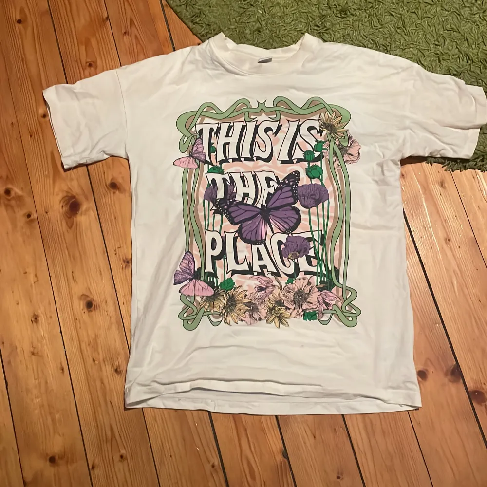 Tröja med växter på. T-shirts.