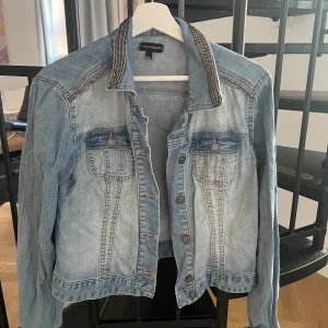 Ljusblå jeansjacka med fina detaljer💕 - Perfekt jeansjacka nu till sommaren!💕 Skriv för mer info💖Köparen står för frakt💘