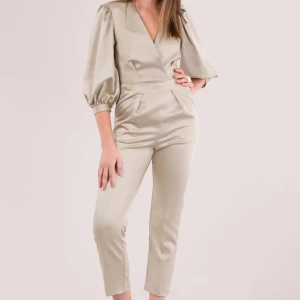 Closet London jumpsuit - Fin jumpsuit från Closet London. Använd en gång och i bra skick!! För liten för mig. Silverguld färg ish. Storlek UK 12, US 8, passar S och kanske liten M. 