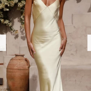 Balklänning - Hej! Säljer en balklänning som är i otroligt fint skick. Köpte den här på plick av en tjej som hade den på sin bal. Den passade inte riktigt mig så därför säljer jag den nu vidare. Den är i nyskick❤️