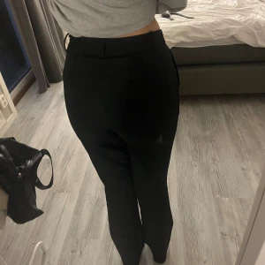 Kostymbyxor  - Svarta kostymbyxor från bikbok, inte använda särskilt mycket, bra skick🥰 går hela vägen ner på mig som är 168 cm lång! 
