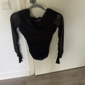 Topp från Gina  - En tröja från Gina som tyvärr inte kommer till användning, perfekt fest-topp🩷Storlek S