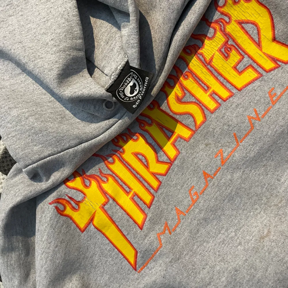 Trasher hoodie size S jag inte använder längre för den passar mig inte bra kvalitet har bara några små fläckar som knappt syns på sista bilden men annars är den väldigt bra skick. Hoodies.