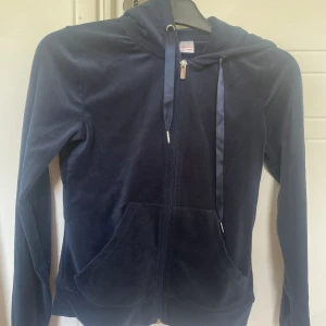 Mörk blå kofta ifrån Gina Tricot - Nästan helt oanvänd tjäna tjock tröja ifrån Gina tricot. För liten på mig. Priset kan duskuteras