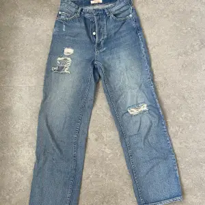 Jeans med croppad längd och slitningar, tyvärr för små för mig men i väldigt bra skick! 