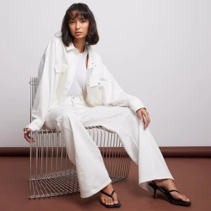 NAKD Vida vita Jeans - Säljer dessa vita vida jeans från NAKD i storlek 38❤️De är endast använda en gång så i väldigt gott skick🫶Nypris: 599kr💕