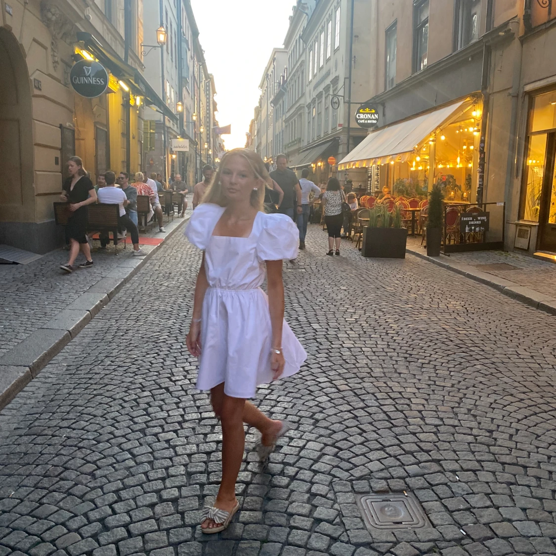 Blå klänning med puffärm och snörning i ryggen  - 91