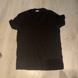 Dolce Gabbana T-shirt  - V formad hals, aldrig använd top skick! Nypris ca 5000😁  Säljer för har ingen användning! Pris kan diskuteras😃