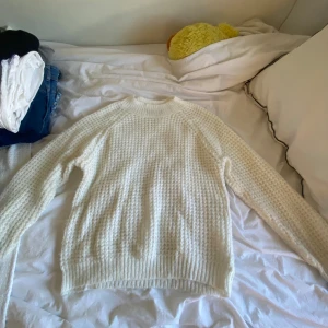 stickad tröja - vit stickad tröja från lager 157 storlek m men är ganska liten i storlek så skulle säga s-m nypris 200 kr säljer även en likadan ljusblå skriv privat för fler frågor 