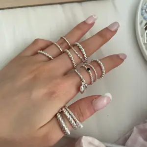 13st ringar i silver, helt oanvända. Jag säljer dessa eftersom jag själv inte använder ringar längre, ringarna färgar inte av sig på fingrarna och det är en blandning av många olika storlekar. 
