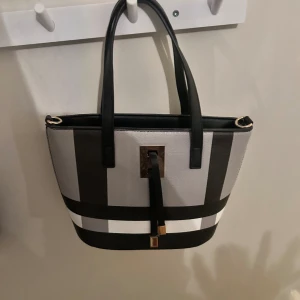 Väska från WALKINGCLOSET - Fin medel stor väska från WALKINGCLOSET, använd 1 gång med nypris 500