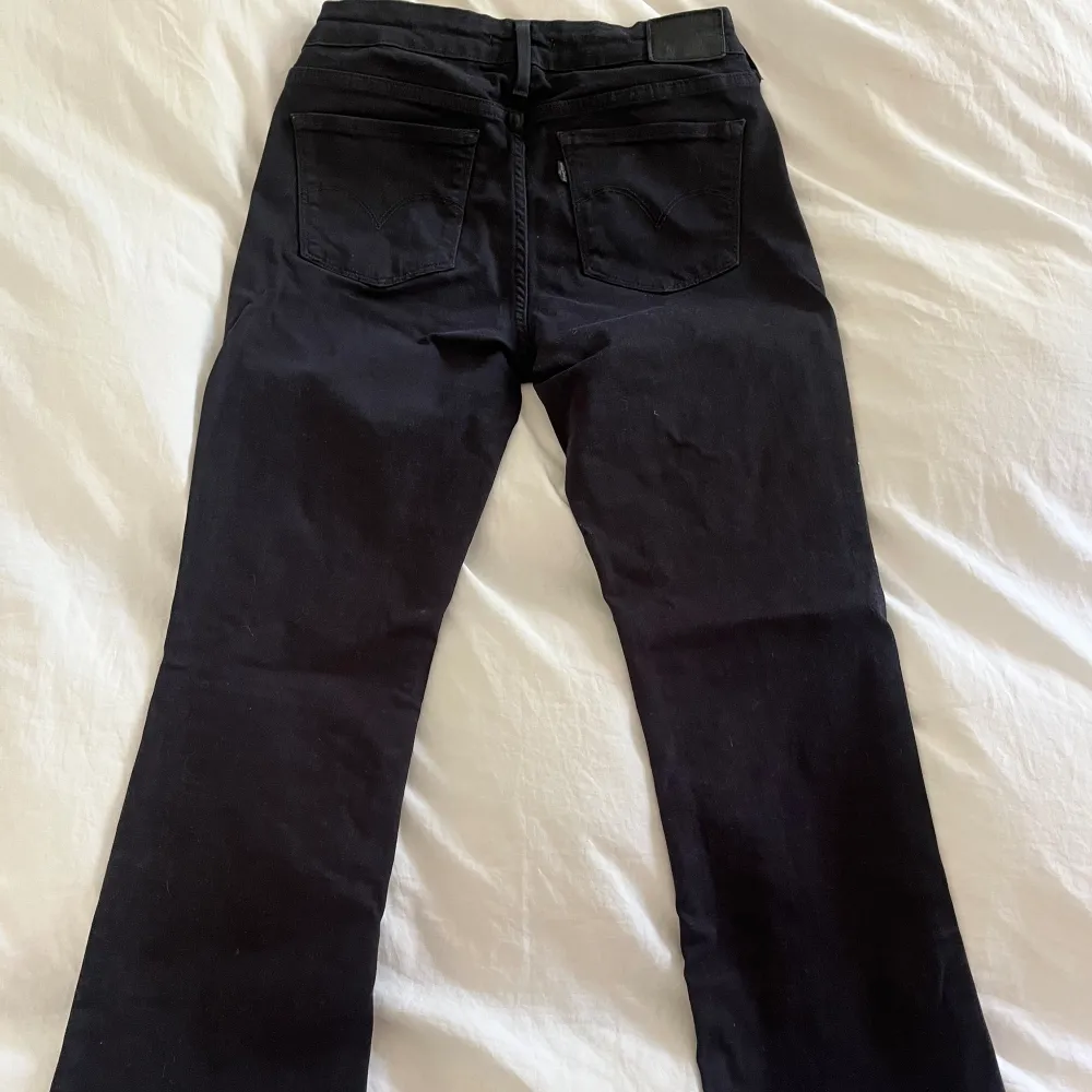 Levis 715 bootcut jeans i storlek 29💕 Super bra skick! Innerben:71cm midjemått tvärs över: 37cm benvidd: 22,5cm . Jeans & Byxor.
