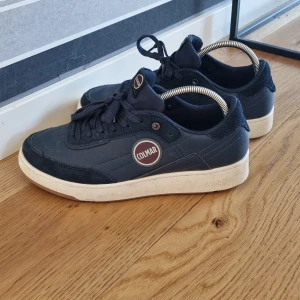 Colmar sneakers - Jättesnygga marinblå sneakers, toppenskick! Sparsamt använda. Små i storleken, snarare 42 till 42.5. 