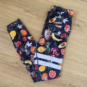 Säljer nu dessa superfina strongertights då de inte kommer till användning längre🌷✨ väldigt bra skick! Skriv vid funderingar! Pris går alltid att diskutera vid snabb affär!