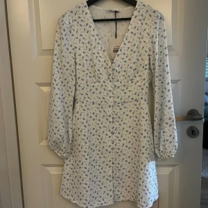 Sommarklänning - Superfin klänning med blom-mönster. Knappar fram på bröstet. Helt ny 🌸