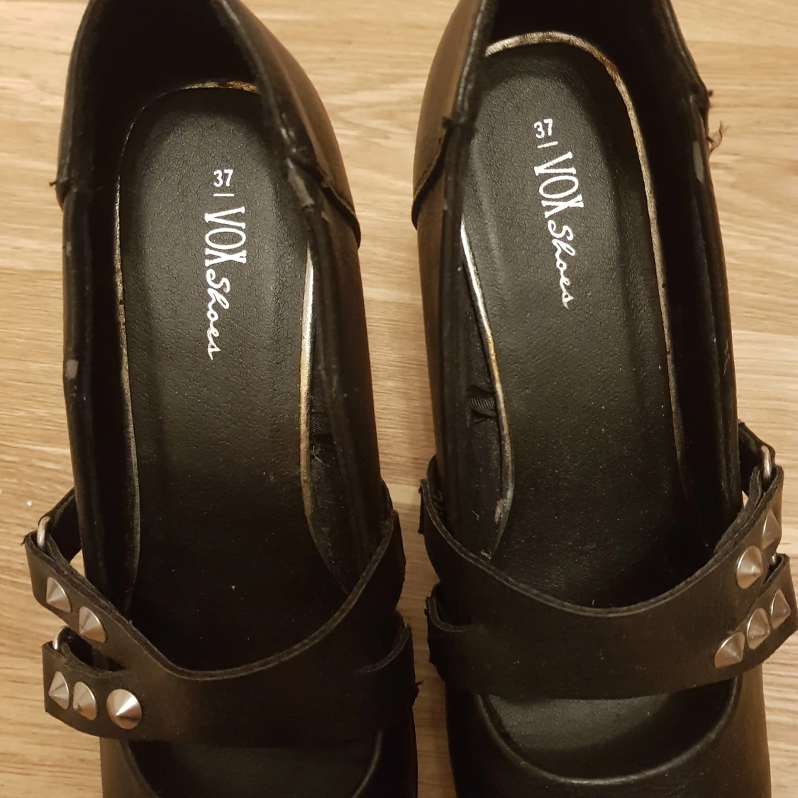 Högklackar med nitar strl 37 från vox - 93