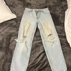 Mom jeans från zara - Ganska använda  Nypris 359kr
