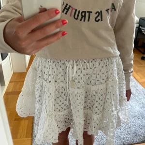 Vit kjol - Vit sommarkjol med en snäcka på snöret. Supersöt! Köpt för 600kr på zara. Storlek s, passar xs-m. 🩷