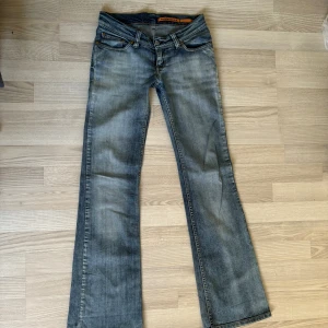 Lågmidjade vintage jenas -  Jag säljer nu ett par superfina jeans. De passar inte mig, det är därför jag säljer! De är i bra skick bara lite slitet nere vid hälen . Midjemåttet rakt över: 36cm. Innerbenslängden: 80cm. Skriv vid frågor eller funderingar, priset är prutbart 💖